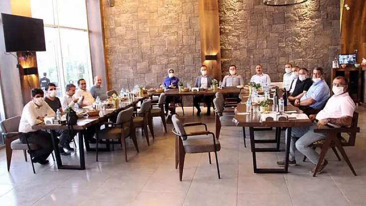 Ağrı'da Milli Eğitim'den Şube Müdürlerine Veda Yemeği