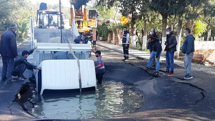 Asfalt Patladı! Kamyonet İçine Düştü