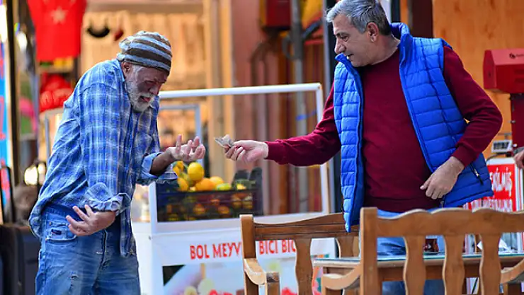 Dilenci Kılığına Girdi! Yarım Saatte 60 TL Topladı