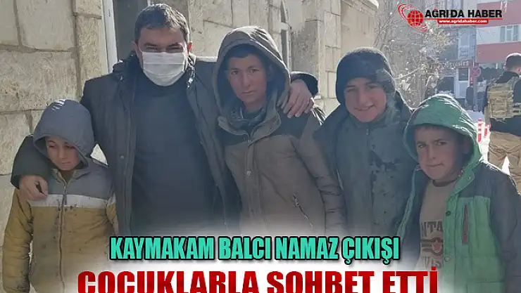 Kaymakam Balcı Cuma namazı çıkışı çocuklarla sohbet etti