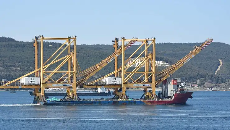 Dev Gemi Çanakkale Boğazı'ndan geçti