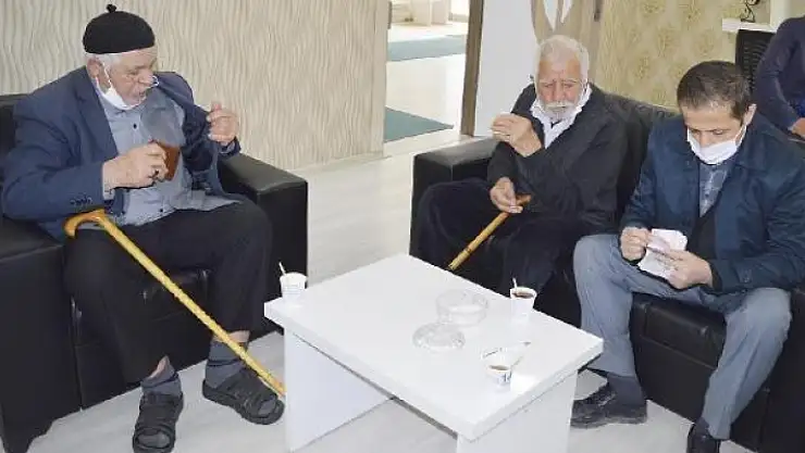 Ağrı'da Huzurevinde Kalan Hayırseverden Beş Bin Lira Bağış