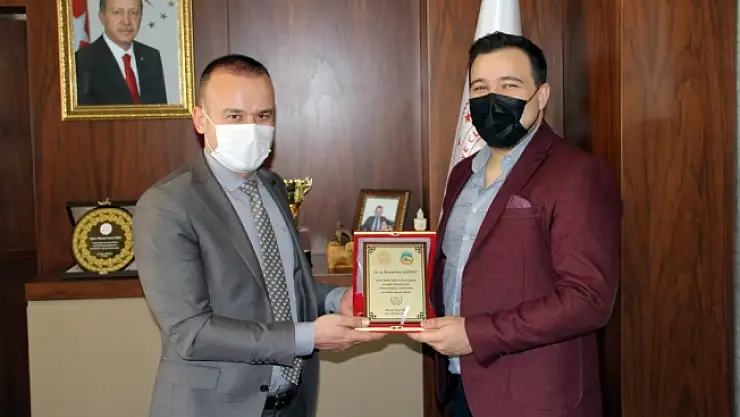 Mehmet Faruk Tekin'den Başarılı Avukata Plaket
