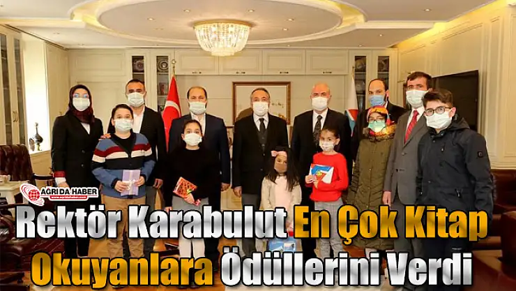 Rektör Karabulut En Çok Kitap Okuyanlara Ödüllerini Verdi