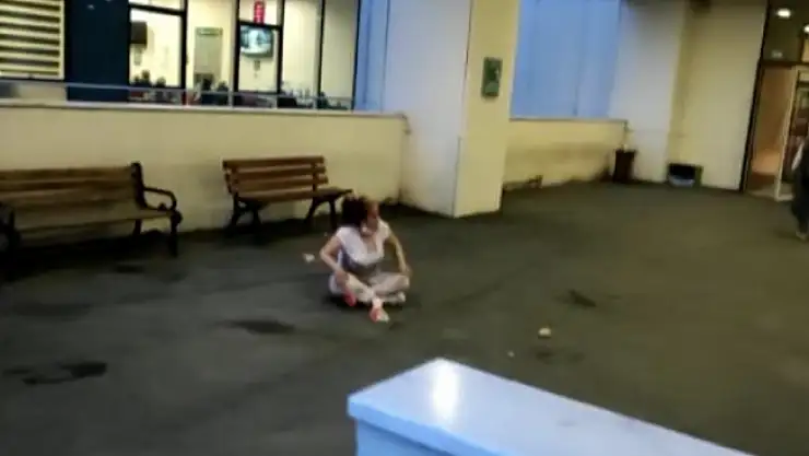 4 Aylık Hamile Kadın Kendini Yola Attı