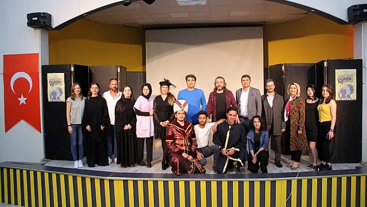 Ağrı'da Tiyatro Oyununda Şehit Öğretmenler Unutlmadı