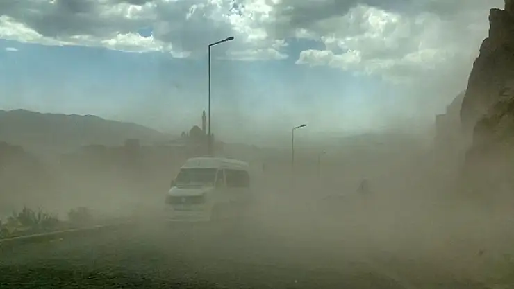 Doğubayazıt'ta etkili olan fırtına vatandaşa zor anlar yaşattı