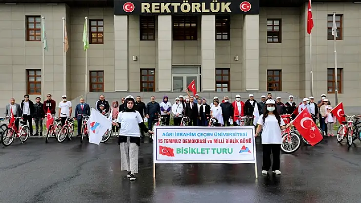 AİÇÜ'de Al Bayraklarla Bisiklet Turu Düzenlendi