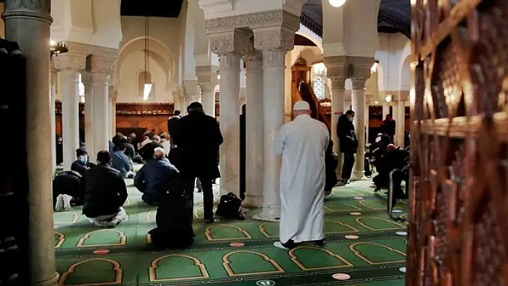 Fransa'da İslam'ı ve Müslümanları hedef alan yasa meclisten geçti