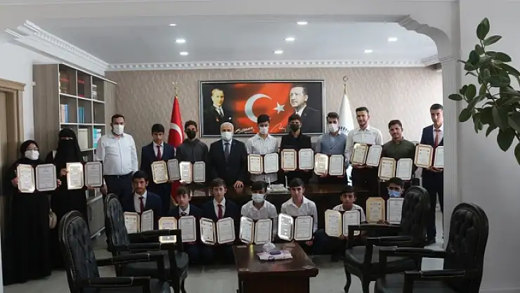 Ağrı'da hafızlık belgelerini aldılar