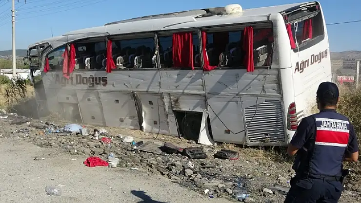 Ağrı otobüsü kaza yaptı, 33 kişi hastaneye kaldırıldı