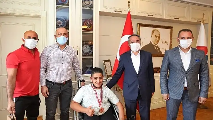 Rektör Karabulut, başarılı sporcuyu kutladı