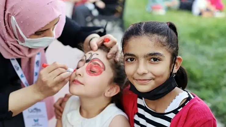UCİM Ağrı gönüllüleri, çocukların yüzünü güldürdü