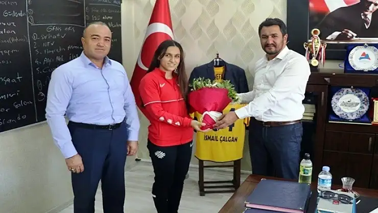 Kader Çelik, Ağrı'da çiçeklerlerle karşılandı