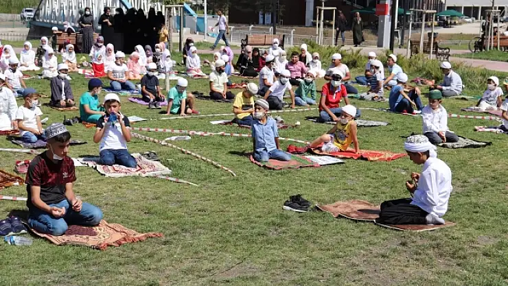 Ağrı'da Millet Bahçesi'nde Namaz Etkinliği Düzenlendi