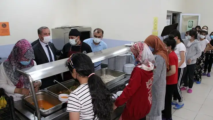 Hasan Kökrek, öğrencilerle akşam yemeği yedi