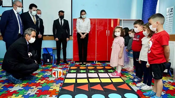 Bakanı Özer, öğrencilerle satranç oynadı