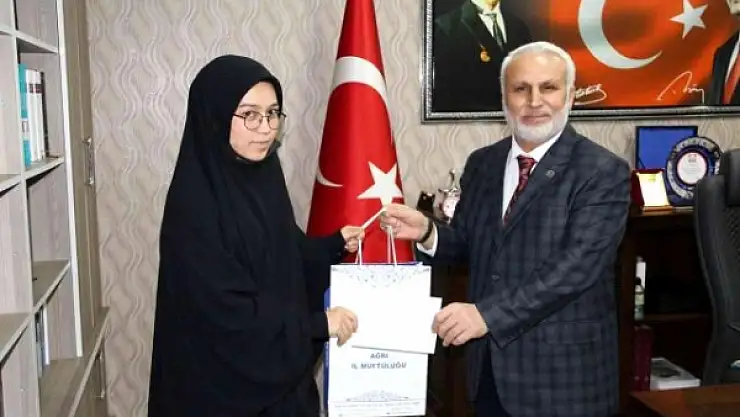 Ağrı İl Müftülüğü tarafından yarışmacılara ödül verildi