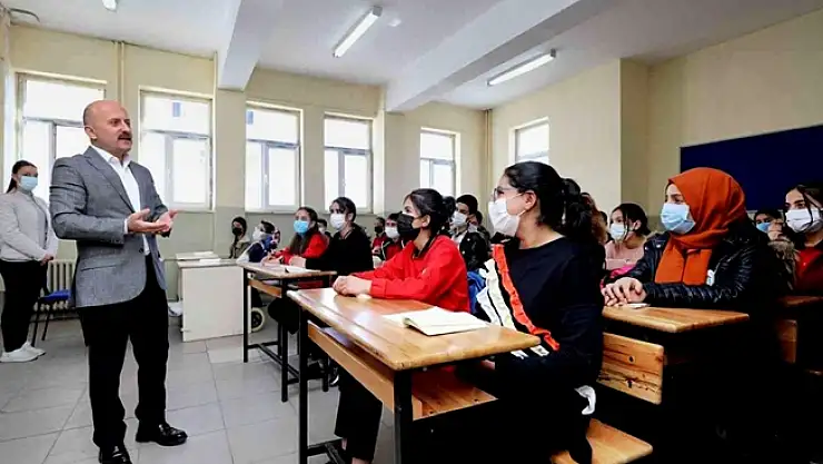 Ağrı Valisi, Taşlıçay Anadolu Lisesini Ziyaret Etti