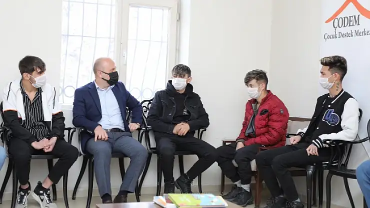 Ağrı Valisi, Ağrı Çocuk Destek Merkezini Ziyaret Etti
