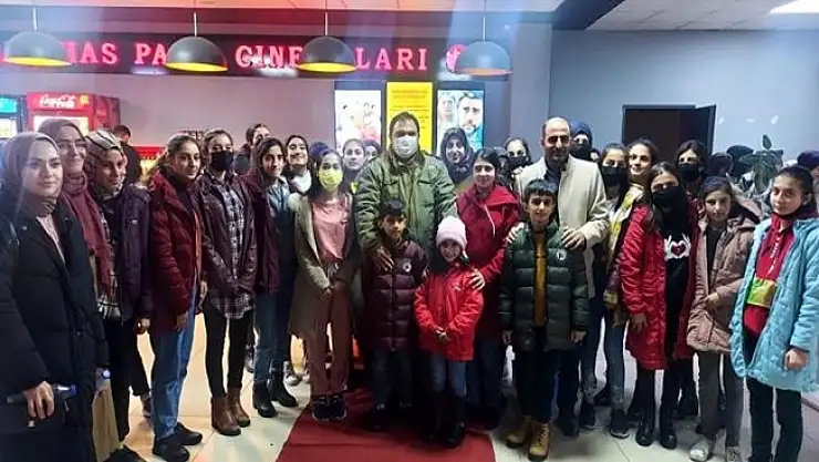 Diyadin Kaymakamı Alper Balcı öğrencilerle sinemada buluştu