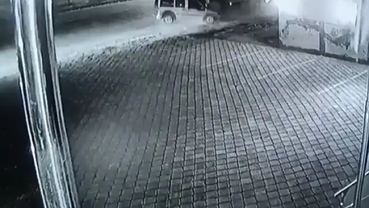 Doğubayazıt'ta ticari araç tıra arkadan çarptı: 1 ölü, 1 yaralı