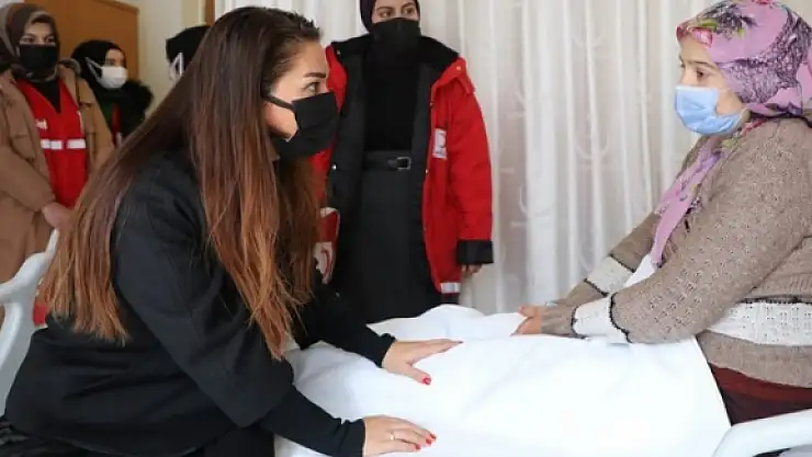 Funda Varol Hanımefendi Yeni Yılın İlk Bebeklerini Hastanede Ziyaret Etti