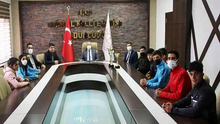 Müdürü Kökrek, yarışmalarda başarılı olan öğrencilerle bir araya geldi