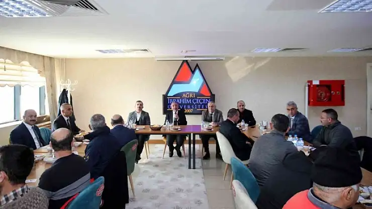 Rektör Karabulut karla mücadele eden personel ile bir araya geldi
