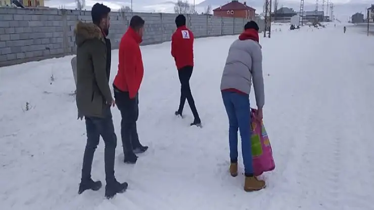 Türk Kızılay Diyadin Gönüllüleri Sokak Hayvanlarına Yem Bıraktı