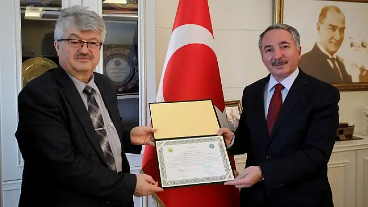 Uluslararası İslâmî ve İnsanî Araştırmalar Sempozyumu kitabı AİÇÜ Rektörüne takdim edildi