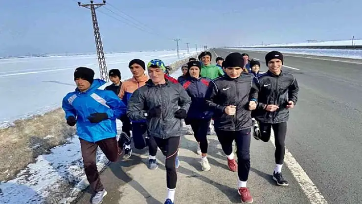 Ağrılı atletler soğuklara rağmen yarışmalara hazırlanıyor