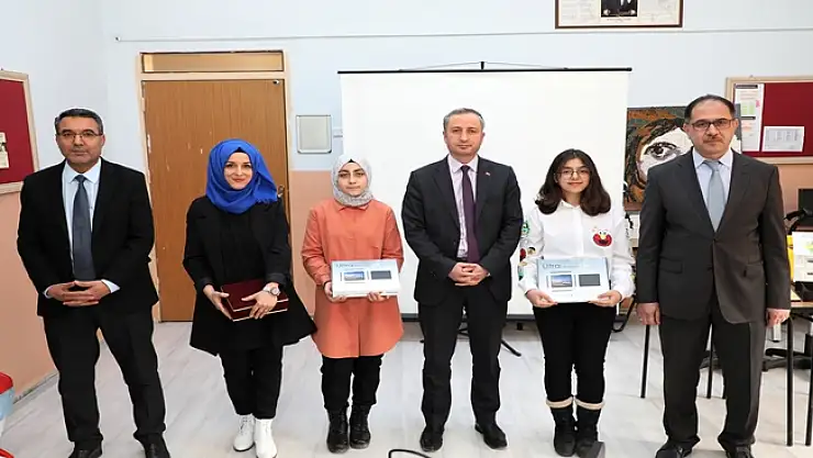 Ağrı Milli Eğitim Müdürü Kökrek, TÜBİTAK bölge birincisi olan öğrencilere tablet hediye etti