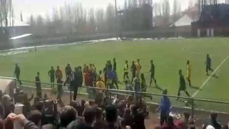 Patnos'ta taraftar sahaya girdi, ortalık karıştı!