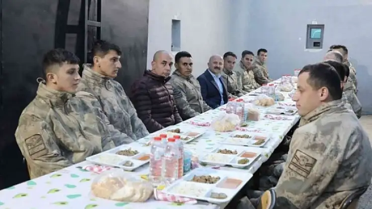 Vali Varol, Ağrı Dağı eteklerinde görev yapan askerlerle iftar yaptı