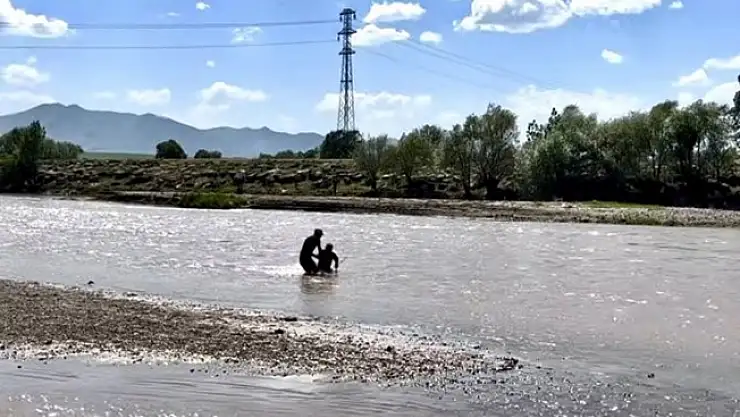 Murat Nehri'ne giren çocuğun yardımına vatandaş yetişti