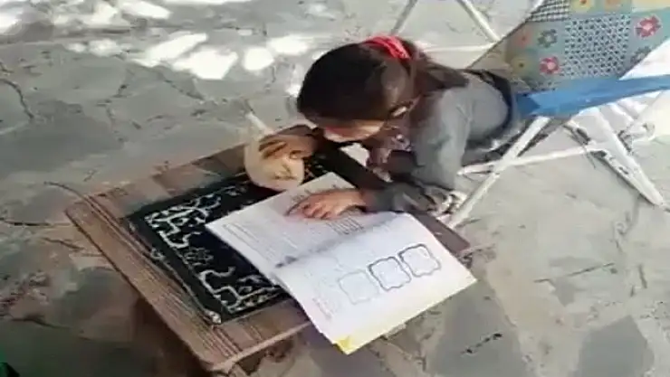 Tavuk ile küçük kızın dostluğu gülümsetti