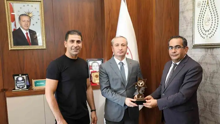 Ağrı İl Milli Eğitim Müdürüne Halk Oyunlarından Plaket