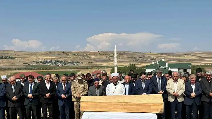 Eski Ağrı Belediye Başkanı Sayan'ın annesi son yolculuğuna uğurlandı