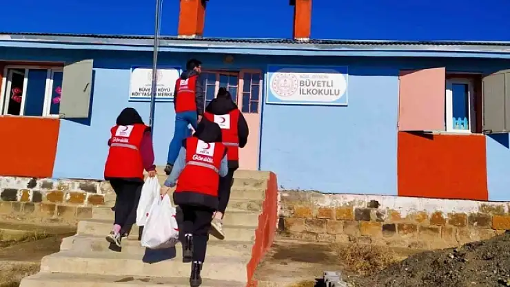 Ağrı'da Kızılay gönüllüleri vatandaşların yüzünü güldürüyor