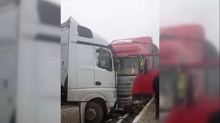 Ağrı'da yoğun sis, 3 araç kaza yaptı