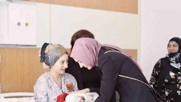 Ağrı Valisi Koç ve eşi, halkın gönlünü fethediyor
