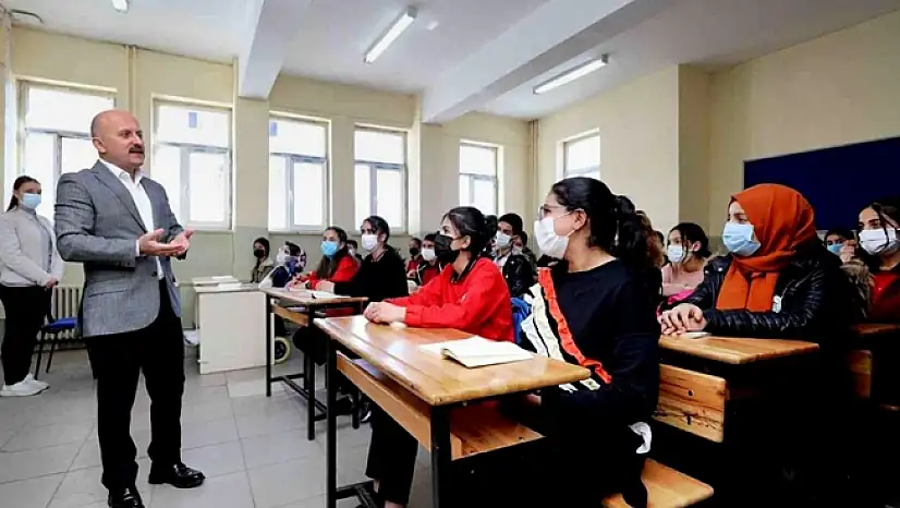 Ağrı Valisi, Taşlıçay Anadolu Lisesini Ziyaret Etti
