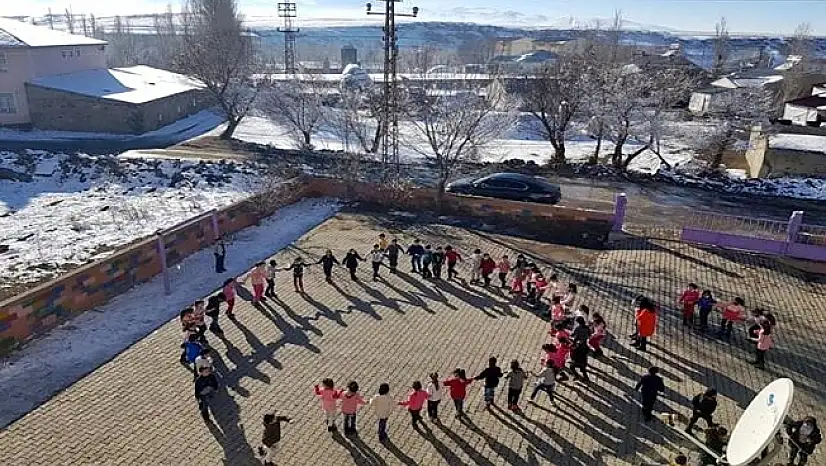 Taşlıçay'da Öğrenciler Teneffüslerde Halay Çekip Eğleniyorlar