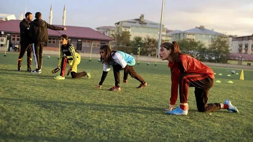 Kadın futbolcular, önyargılara gol atıyor
