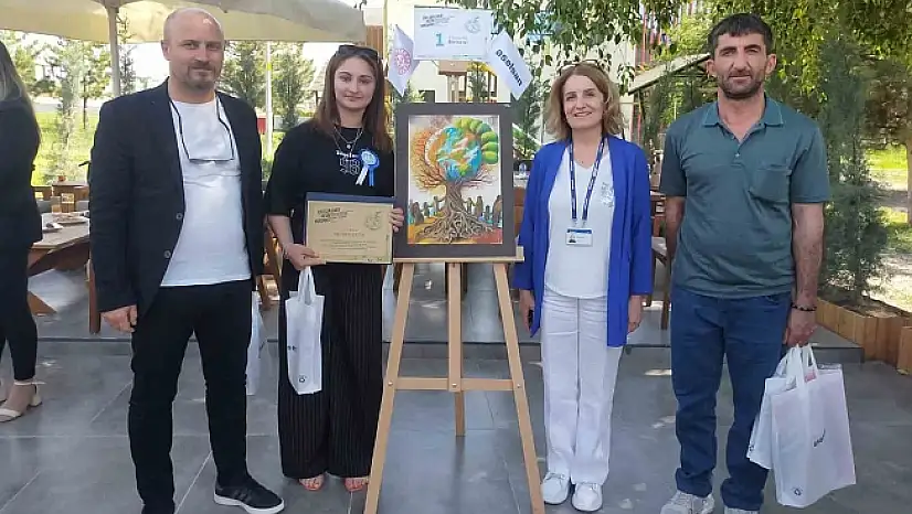 Ağrılı Zeynep Çetin, 'Yeşil Geleceğim, Ailem ve Ben' resim yarışmasında Türkiye birincisi oldu