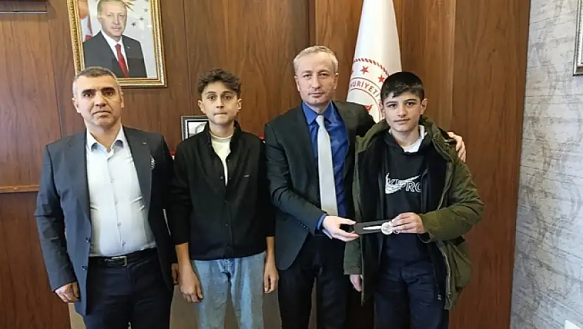 Başarılı öğrencilerden Milli Eğitim Müdürü Kökrek'e ziyaret