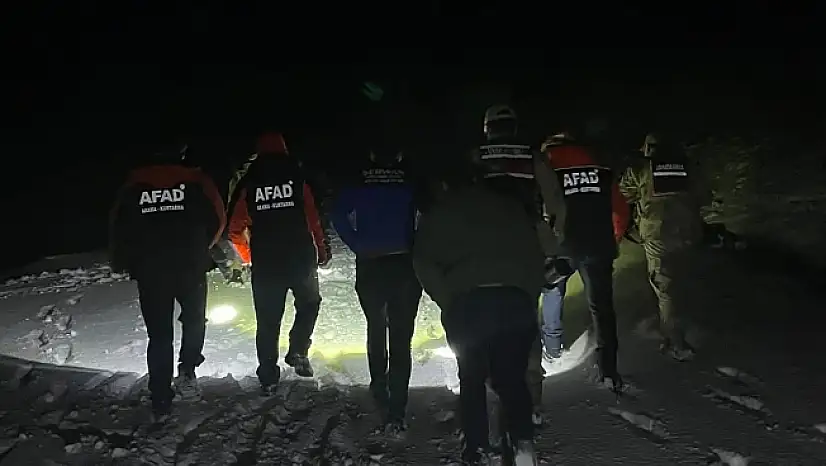 Ağrı Doğubayazıt'ta kara saplanan araçta mahsur kalan 2 kişi kurtarıldı