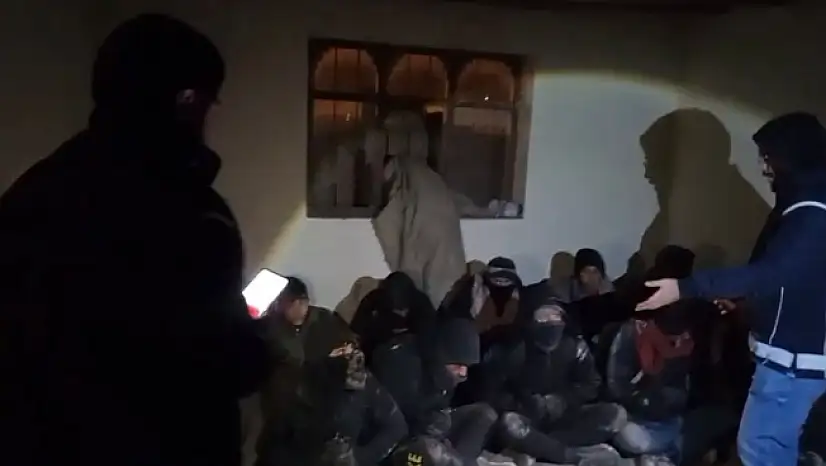 Ağrı'da Göçmen Kaçakçılığı Operasyonu: 14 Düzensiz Göçmen Yakalandı