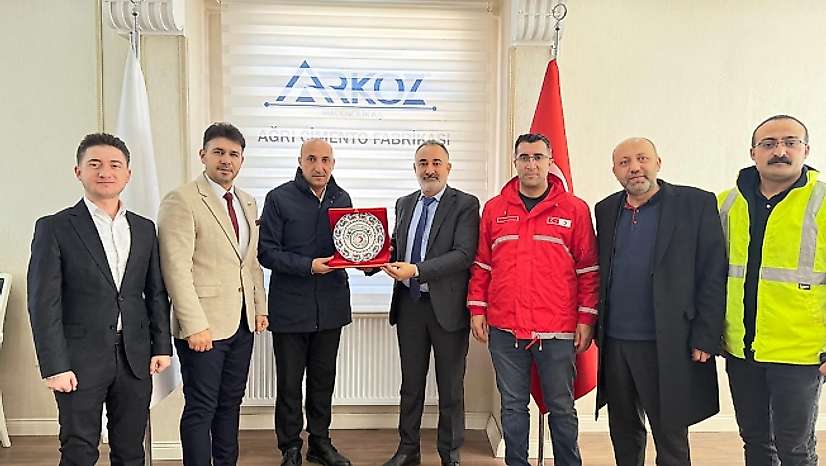 Kızılay Doğubayazıt'tan Arkoz Çimento Fabrikasına Teşekkür Plaketi